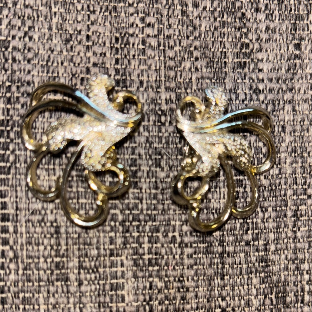 Sarah Coventry "Frosted Feathers" Vintage Clip On Earrings
